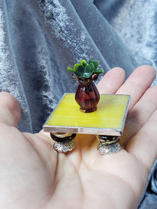 Table miniature en vitrail jaune lumineux