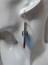 Charger l&#39;image dans la galerie, Boucles d&#39;oreilles Louise en vitrail Irisé et bleu lumineux