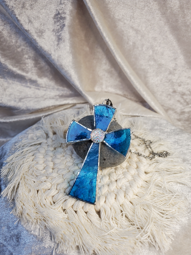 Croix Alba en vitrail bleu