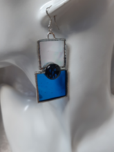 Charger l&#39;image dans la galerie, Boucles d&#39;oreilles Louise en vitrail Irisé et bleu lumineux