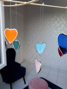 Mobile cœur en vitrail multicolore